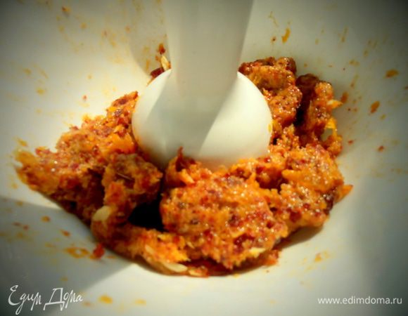 Отжимаем сухофрукты и перемалываем в блендере вместе с имбирём...