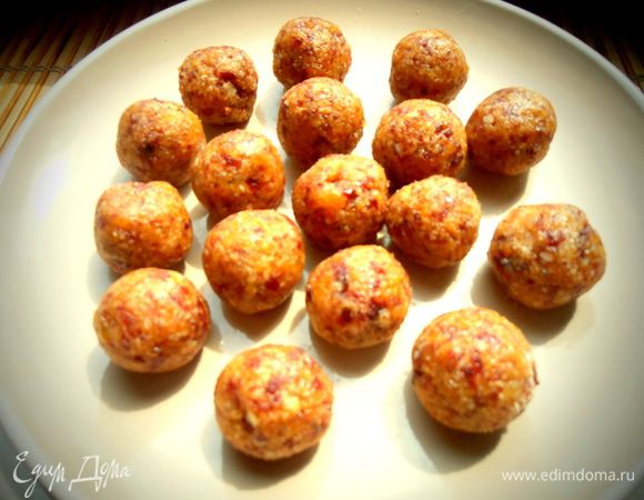 Окуная пальцы в воду,начинаем катать из массы шарики размером почти с грецкий орех... Отправляем для быстроты застывания в морозилку минут на 5...