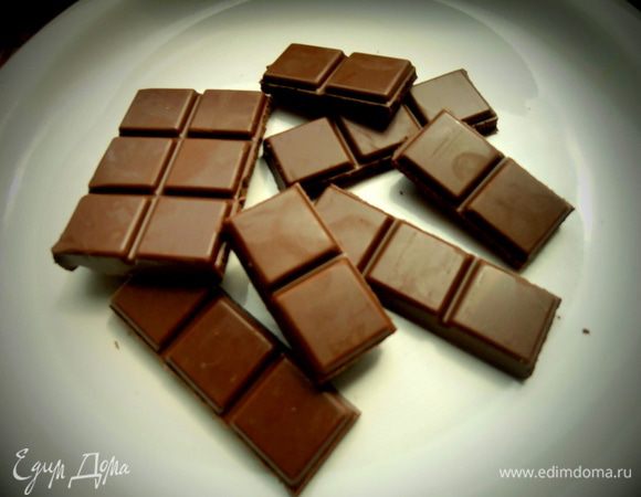 Пока топим для глазури плитку шоколада,который больше нравится,добавив немного водички или сливок.