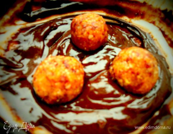 Окунаем холодные шарики в растопленный шоколад...