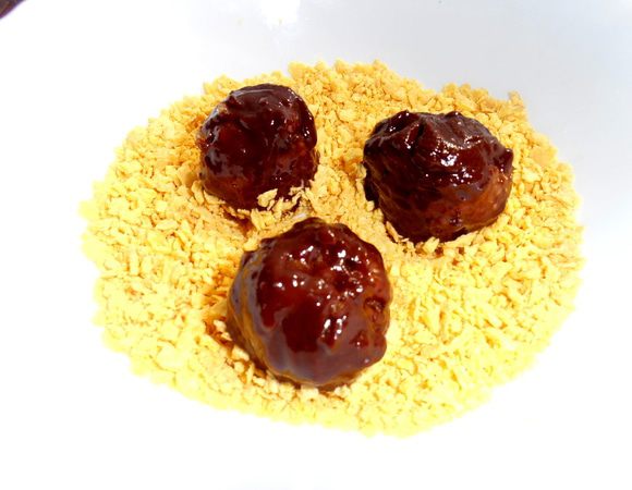 И переносим с помощью двух зубочисток шарики из шоколада в крошку...