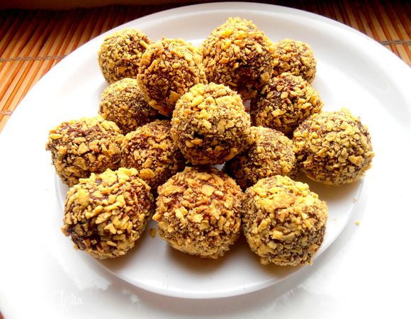 Обваливаем несколько раз и смело рукой выкладываем на тарелку!