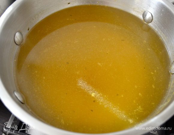 Бульон, как я уже писала выше, должен быть хорошего качества, то есть домашний!... Он играет в этом блюде немаловажную роль! Бульон должен быть горячим.