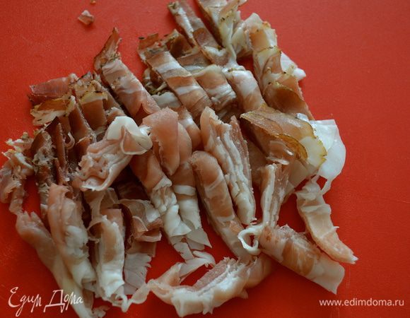 Нарезать грудинку. 