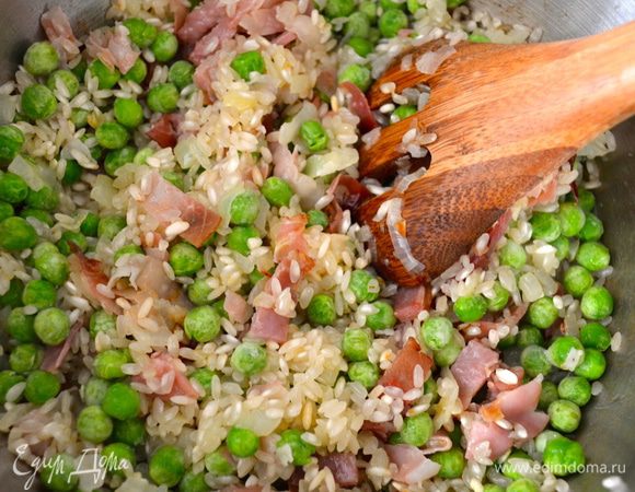 Затем добавить горошек. Посолить и поперчить. Я использую всегда замороженный горошек, хотя можно взять и свежий весенний зеленый горошек. В таком случае, очистив сам горошек от стручков, ни в кое случае не выбрасывайте их, а промойте, отварите, и измельчив погруженным блендером, добавьте вместе с бульоном к рису!.... 