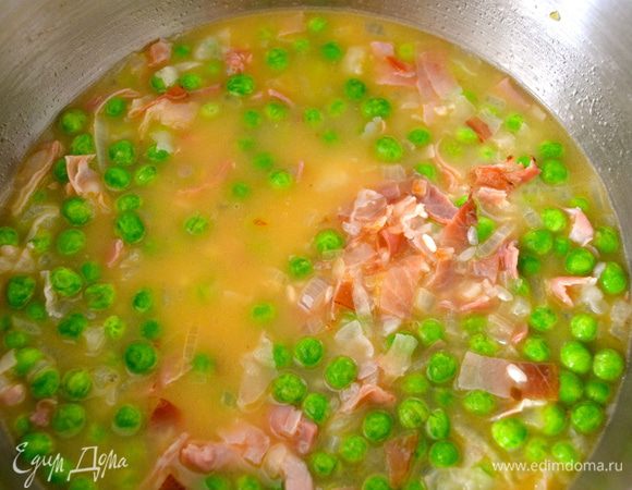 Влить первую часть горячего бульона. Продолжать варить блюдо, добавляя горячий бульон (технология напоминает технологию приготовления итальянского ризотто...), пока рис не будет готов... Самое важное, "ризи и бизи" не должно напоминать жидкий суп. В общем, могу Вам подсказать ориентироваться по фотографии готового блюда. )))