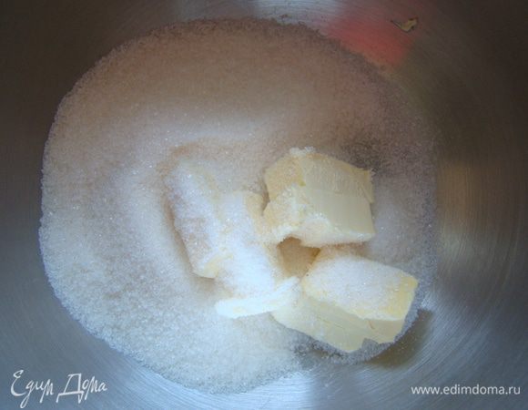 Взбиваем масло с сахаром 