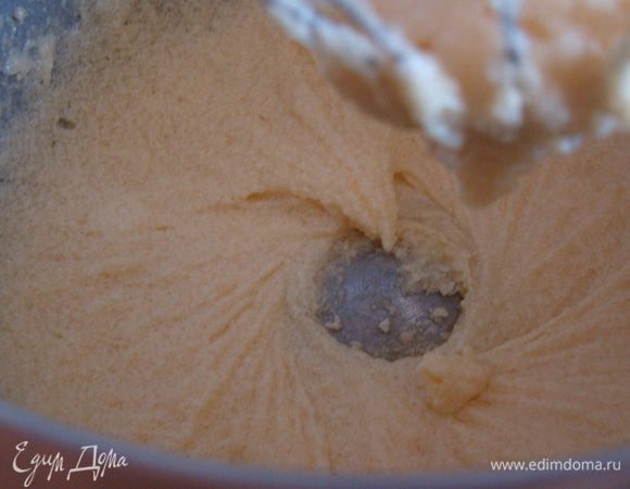 вбиваем яйцо, добавляем ванильный экстракт, продолжаем взбивать