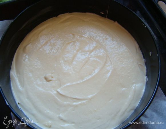 Порциями вливаем молоко и всыпаем муку, не выключая миксера, взбиваем. Форма 20 см, пергамент, стенки смазать жиром; выпекать 30-35 минут при 175 - 180"С. Остудить на решетке, в перевернутом виде