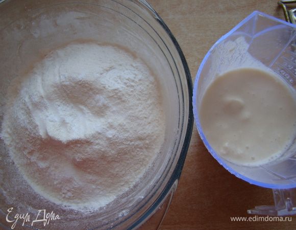 Не выключая миксера, порциями вливаем пахту и насыпаем муку (просеять с солью и разрыхлителем)