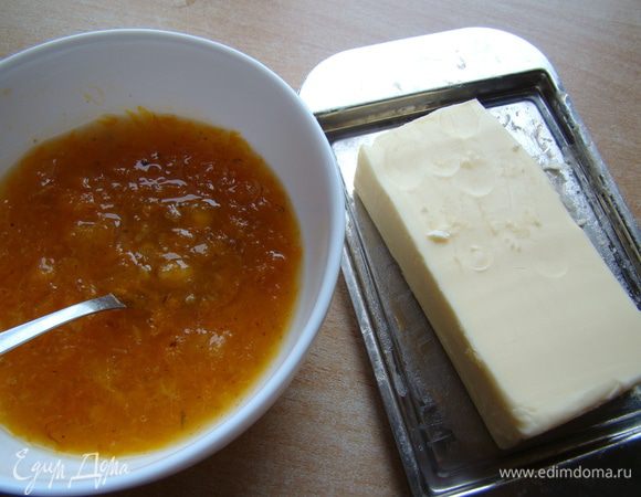 На этом миссию можно считать оконченной))) И тот, и другой "бисквит" можно есть, как самостоятельный десерт - очень вкусные коржики =) Но я собиралась в гости, поэтому решила сделать торт! Взбиваем мягкое масло с сахарной пудрой, добавляем сливки - взбиваем, + джем или густой конфитюр