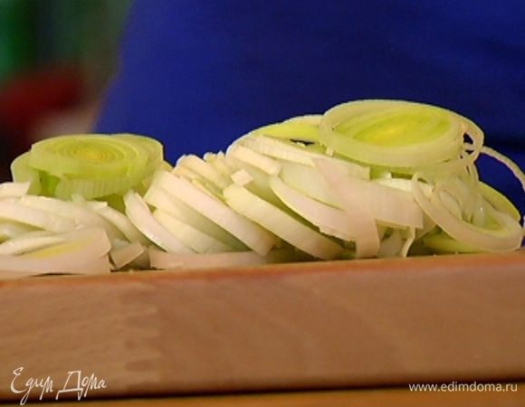 Белую часть лука-порея и зеленый лук нарезать тонкими кольцами.
