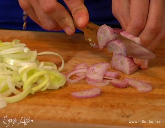 Шалот почистить и нарезать кольцами.