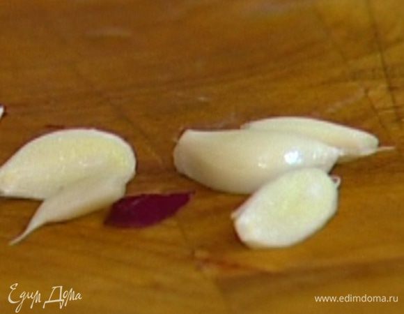 Чеснок почистить и мелко порубить.