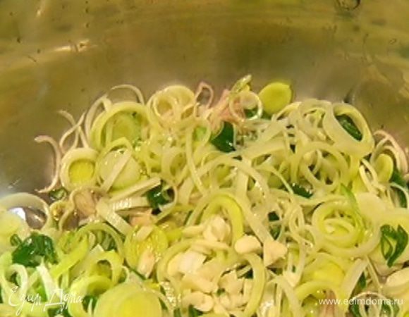 Разогреть в кастрюле оливковое и сливочное масло, выложить весь лук, чеснок и обжарить до прозрачности.