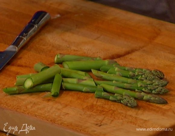 У стеблей спаржи удалить грубую часть и разрезать их на несколько частей.