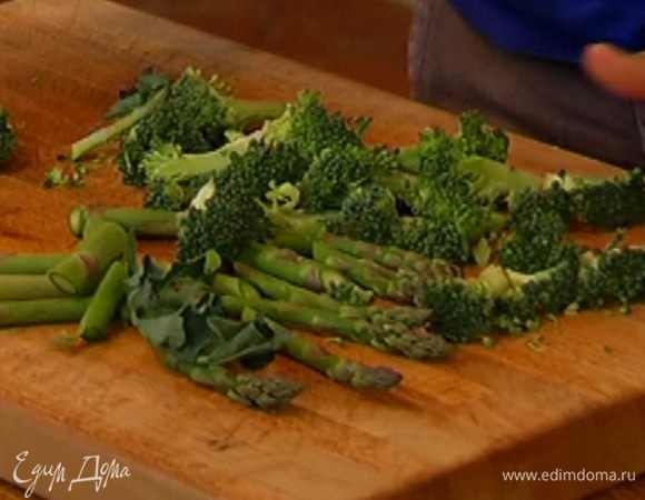 Брокколи разобрать на небольшие соцветия.