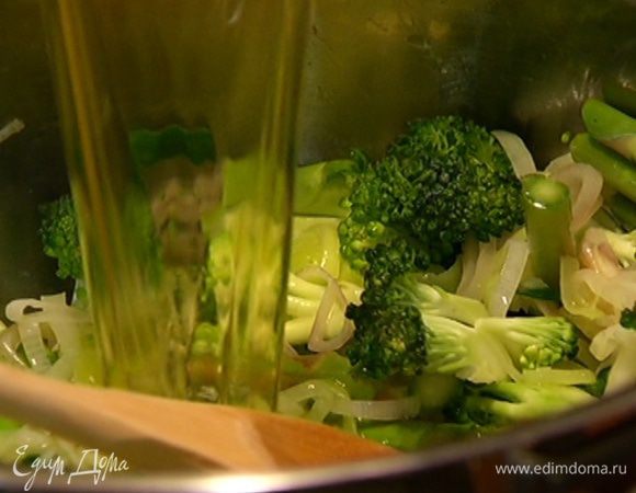 Отправить брокколи и спаржу в кастрюлю с луком и чесноком, перемешать и залить горячим овощным бульоном, так чтобы все овощи были покрыты.