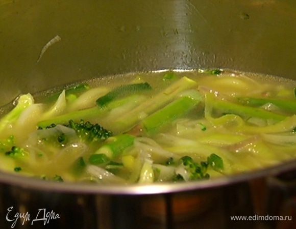 Варить суп до готовности брокколи и спаржи, примерно 10 минут.