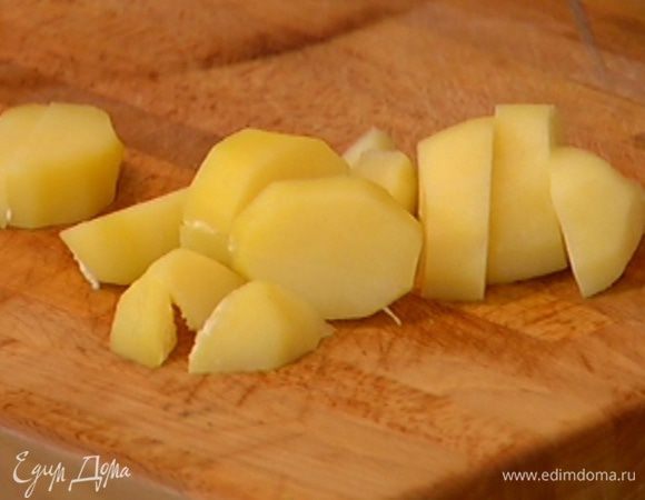 Картофель почистить и отварить, затем порезать небольшими кусочками, отправить в кастрюлю с готовым супом и все перемешать.