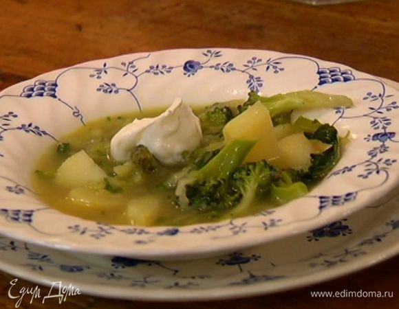 Подавать суп со сметаной.