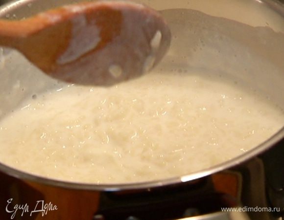 Рис залить 1 стаканом кипятка, довести до кипения, уменьшить огонь и варить 5–10 минут. Когда вода практически выпарится, влить молоко и довести до кипения, периодически помешивая. Уменьшить огонь и варить рис еще несколько минут, затем остудить.