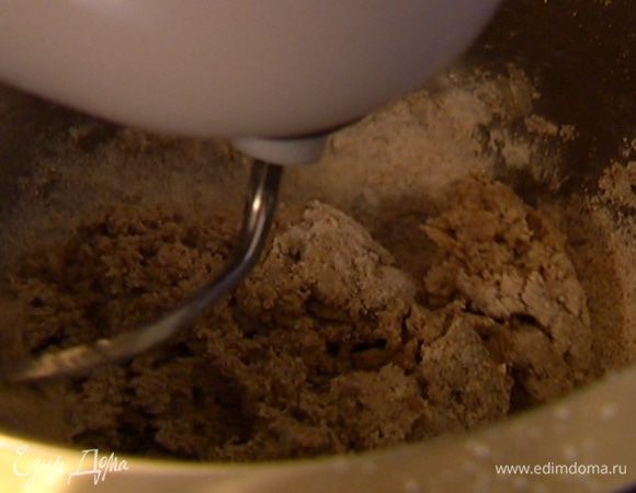 Не прекращая вымешивать, добавить оливковое масло, посолить и влить небольшими порциями 180 мл воды (или сколько возьмет тесто).