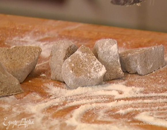Рабочую поверхность присыпать мукой, выложить тесто, сформировать из него колбаску и нарезать кружками толщиной по 1 – 1 1/2 см.