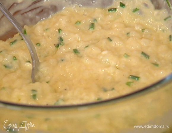 В остывший рис добавить яйцо, шнитт-лук, посолить, поперчить и перемешать.