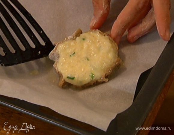 Противень выстелить бумагой для выпечки.