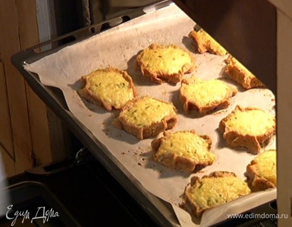 Отправить пирожки в разогретую духовку на 15 минут.