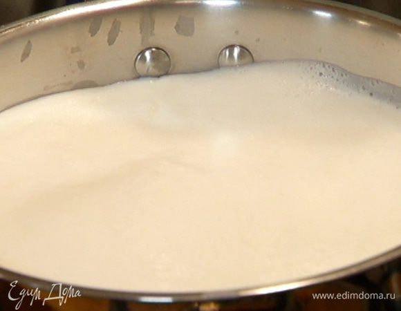 Молоко соединить со сливками в небольшой кастрюле, поместить на огонь и прогревать все до появления первых пузырьков.