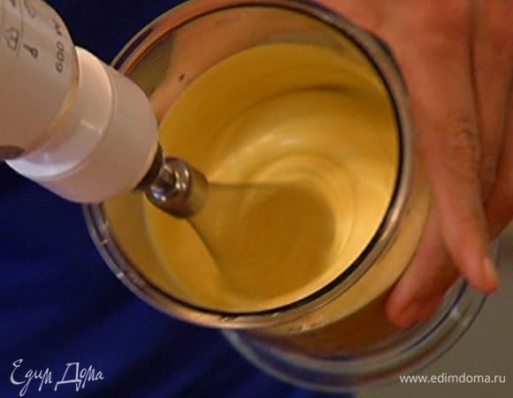 Желтки вместе с сахаром взбить миксером в пышную массу.