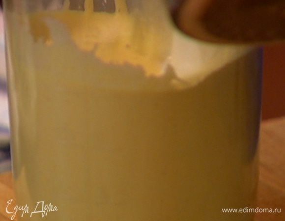 Непрерывно помешивая, тонкой струйкой влить горячее молоко со сливками. 