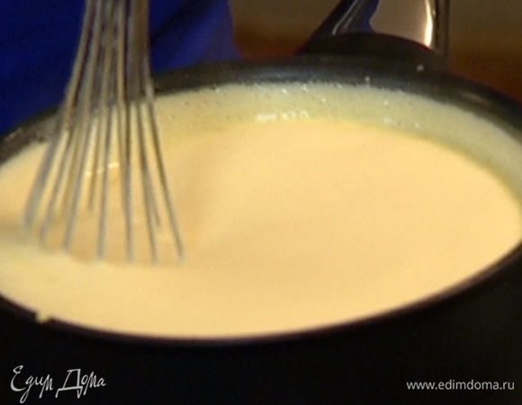 Перелить массу обратно в кастрюлю, отправить на огонь и, продолжая мешать, уварить массу, чтобы она загустела. Снять кастрюлю с кремом с огня и перемешивать еще 1–2 минуты.