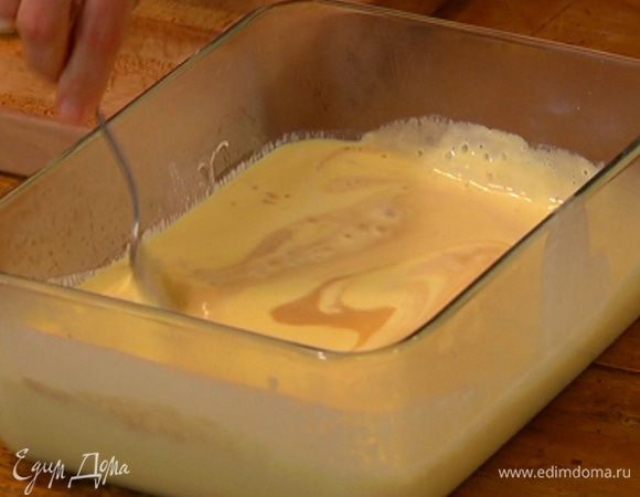 Перелить желтково-молочную смесь в пластиковую емкость, влить 50–70 мл эспрессо, перемешать и закрыть крышкой. 