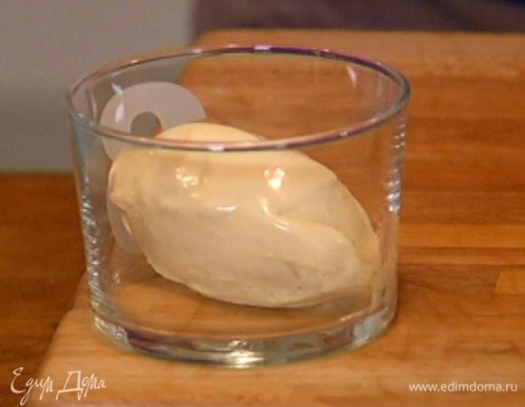 Когда мороженое остынет, отправить его в морозильник, периодически доставать и взбивать миксером (3–4 раза), чтобы застыло равномерно, или воспользоваться машинкой для приготовления мороженого.