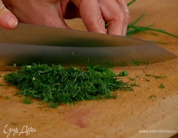 Укроп и шнитт-лук мелко порубить.