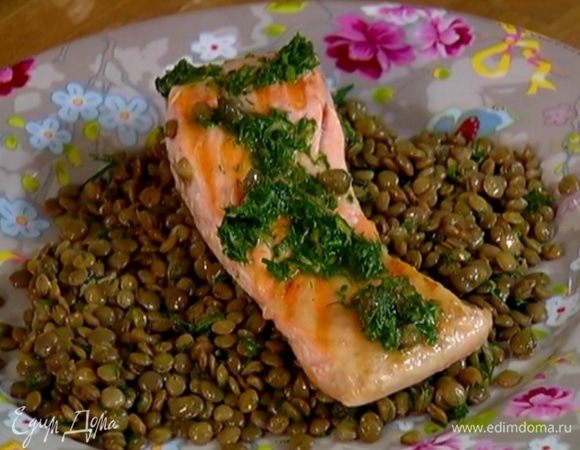 Сверху поместить рыбу и полить все оставшейся заправкой.