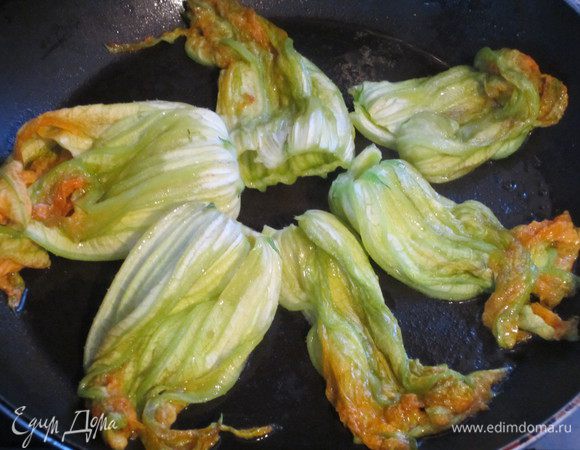 Разогреть масло и выложить цветки.