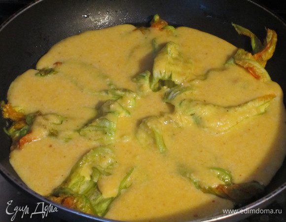 Вылить яичную массу на цветки и жарить 5 минут на среднем огне.