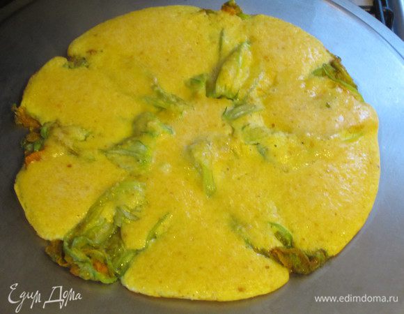 Перевернуть фриттату (я это делаю с помощью плоской крышки) и жарить ещё 3-4 минуты.