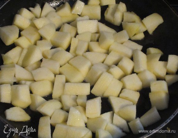 Яблоки почистить и нарезать кубиками.В сотейнике растопить 20 г сливочного масла и тушить яблоки на среднем огне 3-4 минуты,постоянно помешивая.