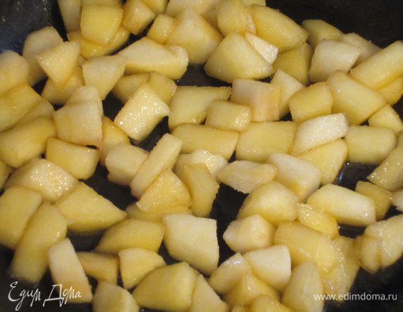 Добавить 30 г сахара,и как только яблоки станут золотистого цвета,влить Кальвадос,увеличить огонь и готовить до выпаривания алкоголя.Снять с огня и остудить..