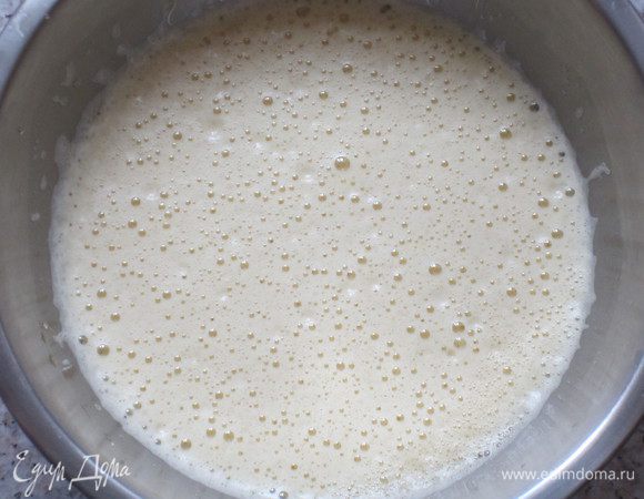 Растопить оставшееся сливочное масло. Взбить яйца с оставшемся сахаром и щепоткой соли