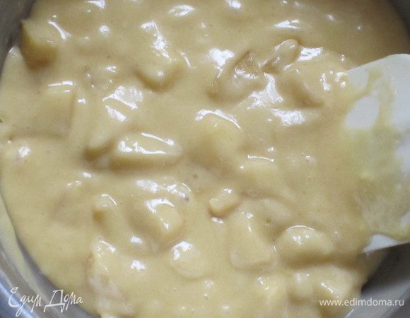 Ввести просеянную с разрыхлитeлем муку,растопленное масло, яблоки,хорошо перемешать.