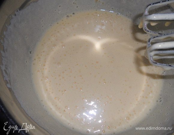 Сначала нужно испечь шоколадный кухэ - для этого нам нужно 4 яйца взбить с 300 г сахара и 10 г ванильного сахара, взбивать нужно более 5 минут, так чтобы яичная масса стала густеть.