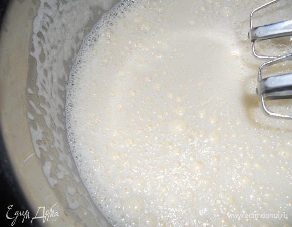 Продолжаем взбивать и вливаем тонкой струйкой растительное масло, затем молоко.