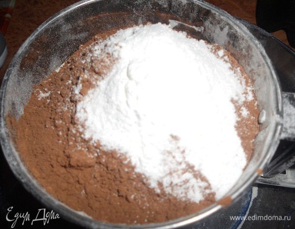 В сито насыпать муку, какао и разрыхлитель.
