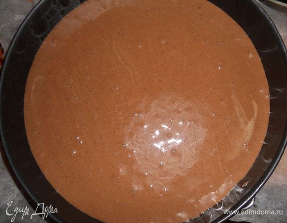 Низ формы я застелила пергаментом, выкладываем тесто в форму, ложкой выравниваем, чтобы поверхность была ровная и ставим в разогретую духовку до 160 градусов на 1 час, готовность проверяйте зубочисткой, у меня спекся за час, а в своей духовке  контролируйте. Когда кухэ испечется вытащить из духовки и перевернуть на доску вверхом коржа, снять аккуратно форму и оставить остывать, затем разрезать его на 3 коржа.